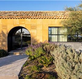 4 bedroom villa with pool near Noto, sleeps 8